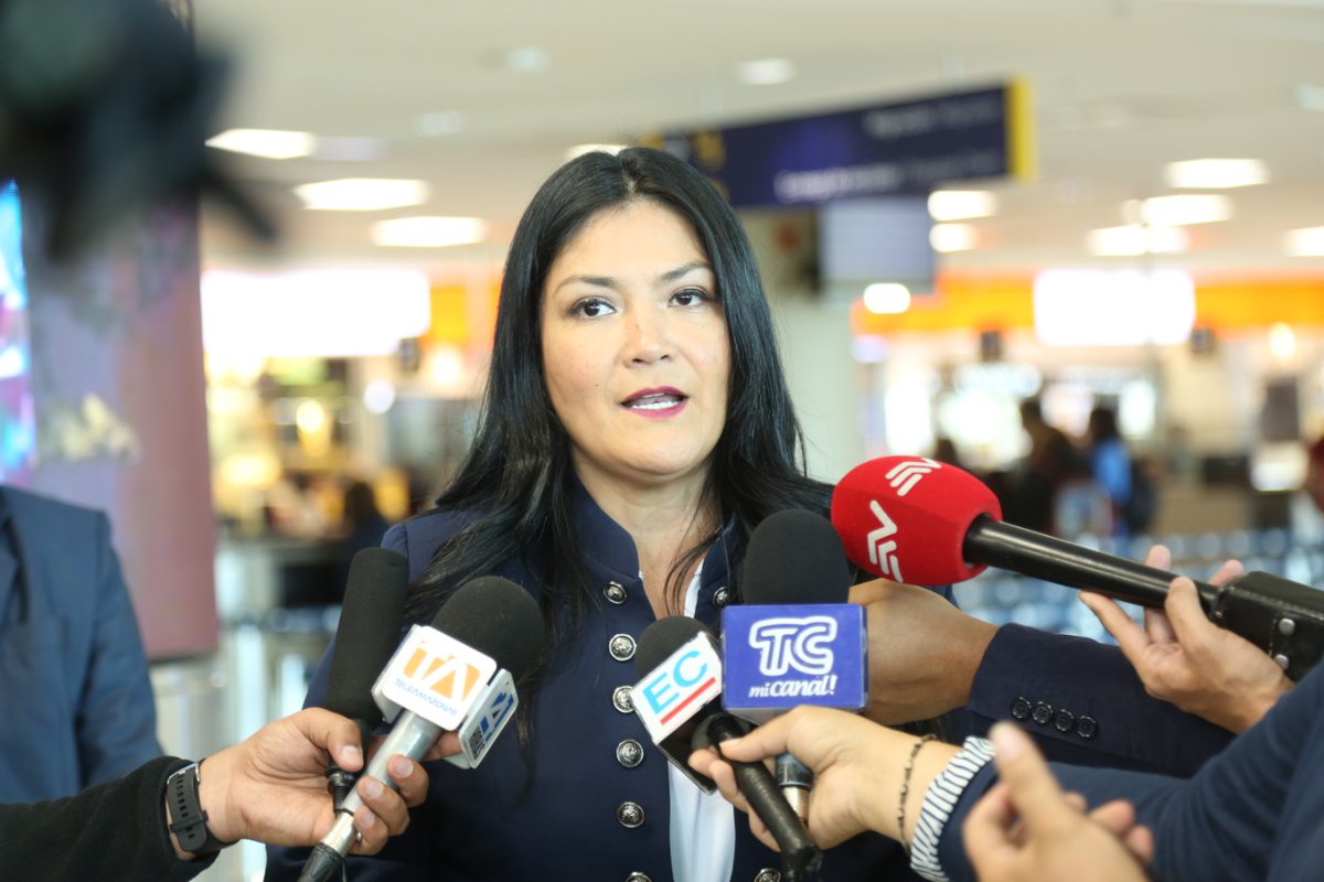 Salud_Ec's tweet photo. Durante el recorrido en el Aeropuerto, @CataAndramuno, Ministra de Salud, brindó declaraciones a los medios de comunicación para informar sobre acciones de control implementadas. #PrevenciónEsSalud https://t.co/L9mBjfxuv2