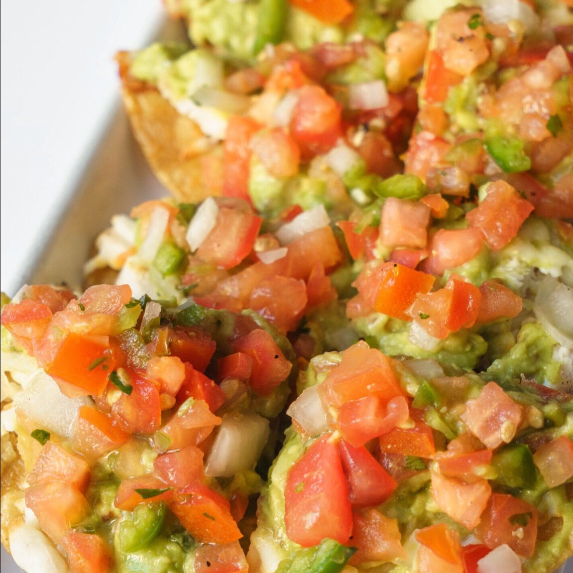 25DegreesCHI's tweet photo. Don’t forget #happyhour is from 4-7 tonight! We’re featuring our individually topped nachos stacked with gauc, queso, pico, and our house made chipotle sauce for half off! $5 beers and well cocktails to add to the deal! https://t.co/XFJ8x483Ne