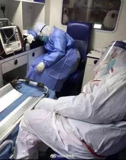 PatologCritica's tweet photo. Los Verdaderos Héroes del #Coronavirus!!!
Impactantes Imágenes de los Profesionales que luchan contra esta #Epidemia en China!!!!
Toda nuestra Admiración!!! https://t.co/iqjApj9e8e
