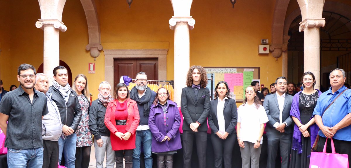 Carlos__Maria's tweet photo. La loable labor, compromiso y pasión de los integrantes de la #BandaMunicipal, #OrquestaTípica, #OSPIR y #CorosDelICL, es reconocida con la entrega de nuevos uniformes y accesorios que podrán lucir en próximas presentaciones.
Gracias por poner en alto el nombre de @CulturaLeon https://t.co/5XoPvKglkK