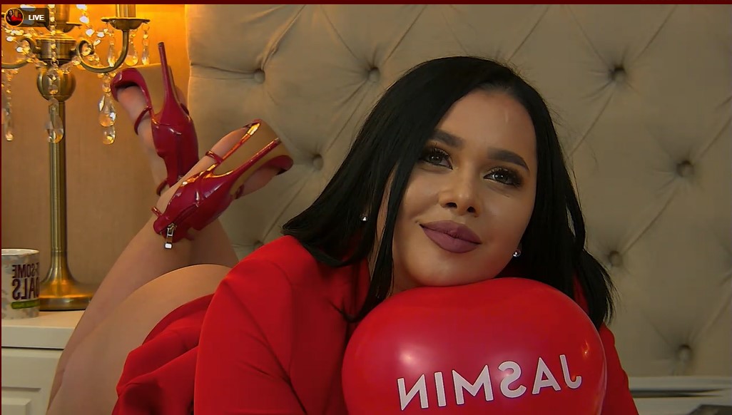 RaniaAmour's tweet photo. This is me being innocent but still enough to drive you crazy 😜 #girlsfromstudio20 #LadyInRed https://t.co/1oZrZSulQl