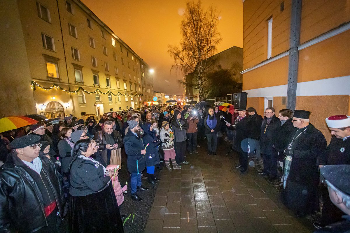 LuomaTapio's tweet photo. Omasta, @kirkko_evl &amp; @SEN_ERF puolesta luja &amp; lämmin tuki Turun juutalaiselle seurakunnalle, jonka synagogan seiniä tuhrittiin Vainojen uhrien muistopäivänä. Katolista kirkkoakin sotkettiin ja heidänkin tukenaan seisomme. Yhdessä voitamme pelon ja vihan. https://t.co/wqFgkUpOdT https://t.co/pgY9YVk3AQ