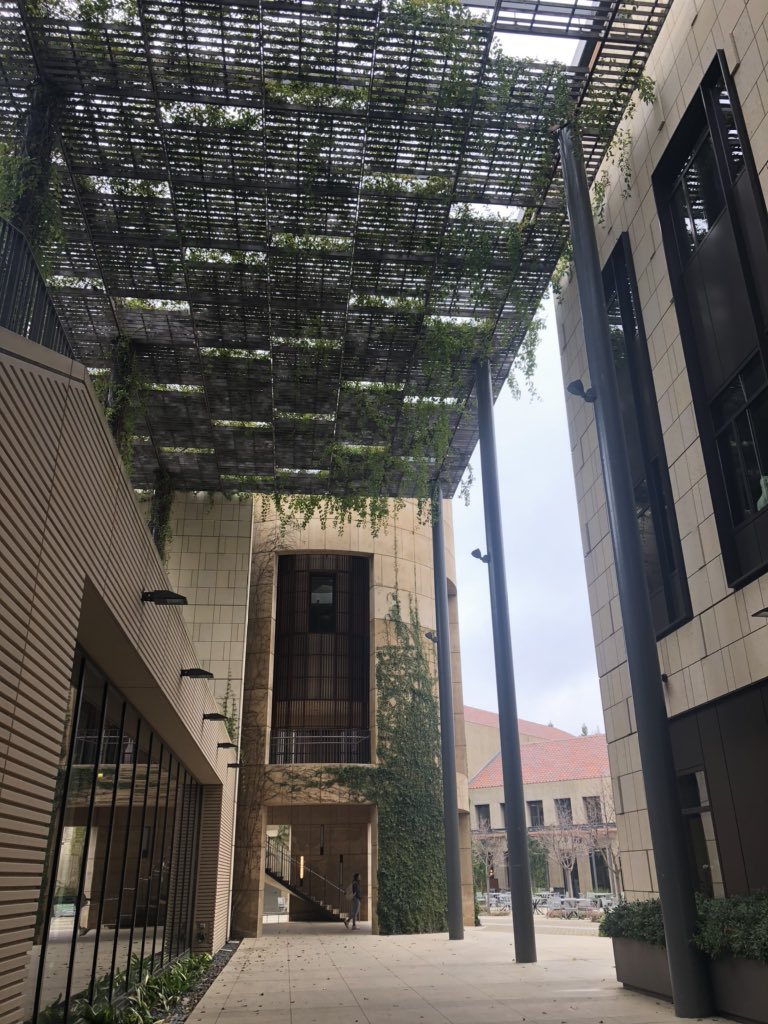 stanfordccsre's tweet image. RACE AND TECH WEEK - DAY 4: At the Law School today. Samir Doshi is sharing his project on the impacts of AgTech on farming communities &amp;amp; his involvement in a local movement to build a sustainable community. @StanfordHAI @StanfordPACS @DigCivSoc #raceandtech #fellowsweek