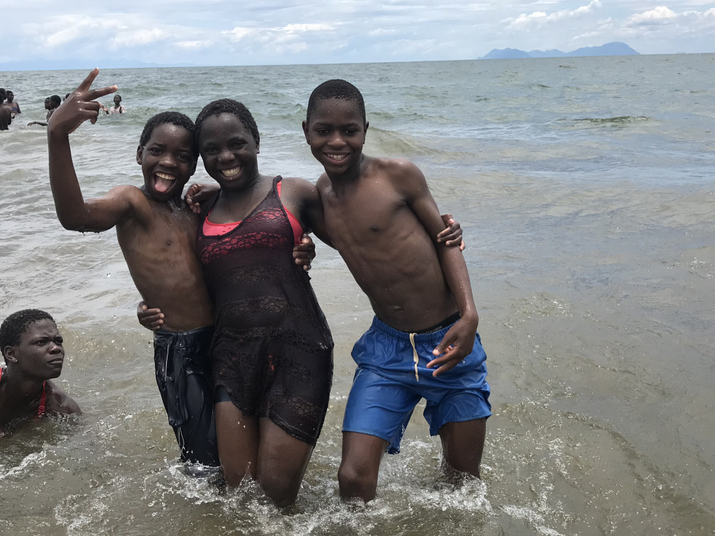 calynashley's tweet photo. Christmas in Malawi https://t.co/EZSZUS1fAy https://t.co/5IdoE4OV73