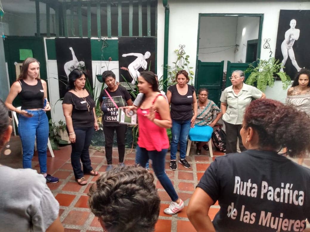 UnionCali's tweet photo. Taller reflectivo: motivaciones y liderazgo, parte de la escuela "Tejiendo Saberes y Poderes" de @RutaPacificaM y de la "Escuela Femenina para la Democracia" de @UnionCali, bajo dirección de estudiantes de la @UnicatolicaCali 
#feminista #empoderamiento #liderazgo #Mujeres https://t.co/cgfDE0Ypwp