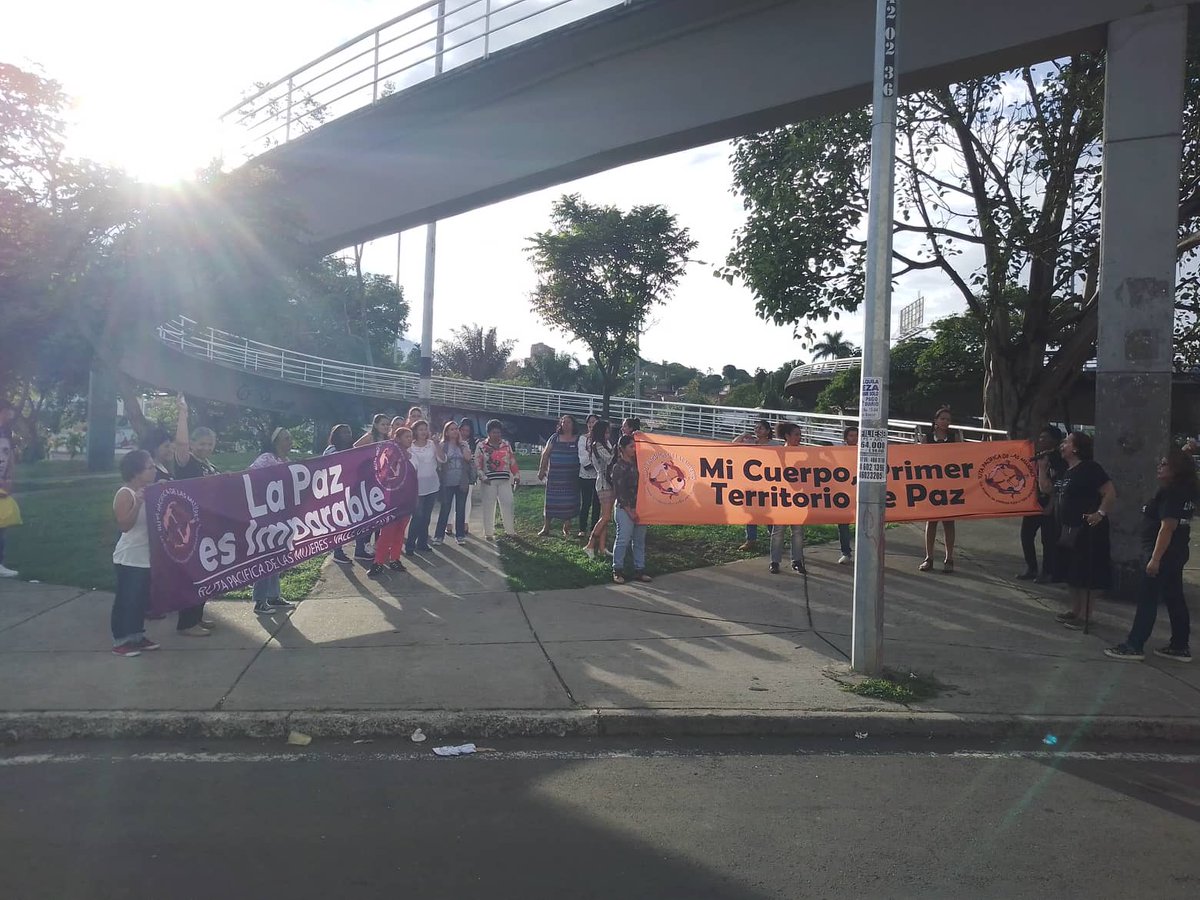 UnionCali's tweet photo. Taller reflectivo: motivaciones y liderazgo, parte de la escuela "Tejiendo Saberes y Poderes" de @RutaPacificaM y de la "Escuela Femenina para la Democracia" de @UnionCali, bajo dirección de estudiantes de la @UnicatolicaCali 
#feminista #empoderamiento #liderazgo #Mujeres https://t.co/cgfDE0Ypwp