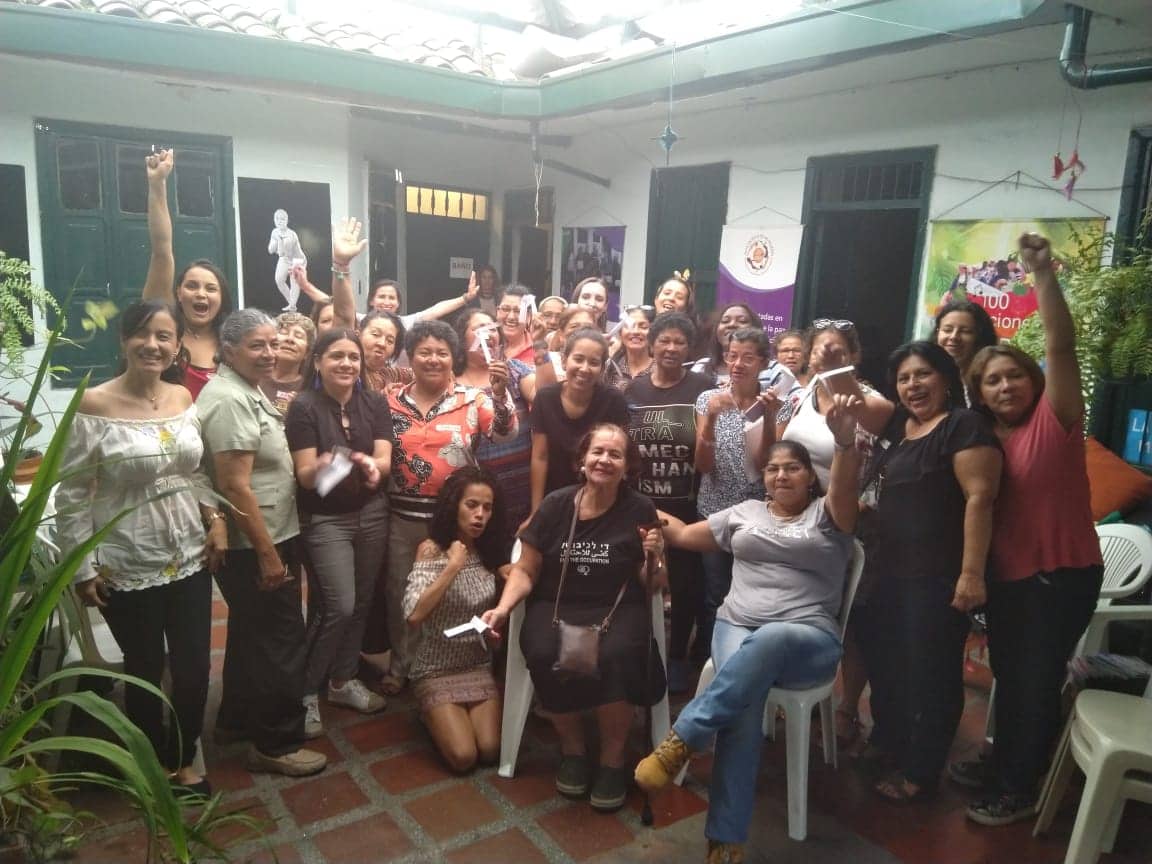 UnionCali's tweet photo. Taller reflectivo: motivaciones y liderazgo, parte de la escuela "Tejiendo Saberes y Poderes" de @RutaPacificaM y de la "Escuela Femenina para la Democracia" de @UnionCali, bajo dirección de estudiantes de la @UnicatolicaCali 
#feminista #empoderamiento #liderazgo #Mujeres https://t.co/cgfDE0Ypwp
