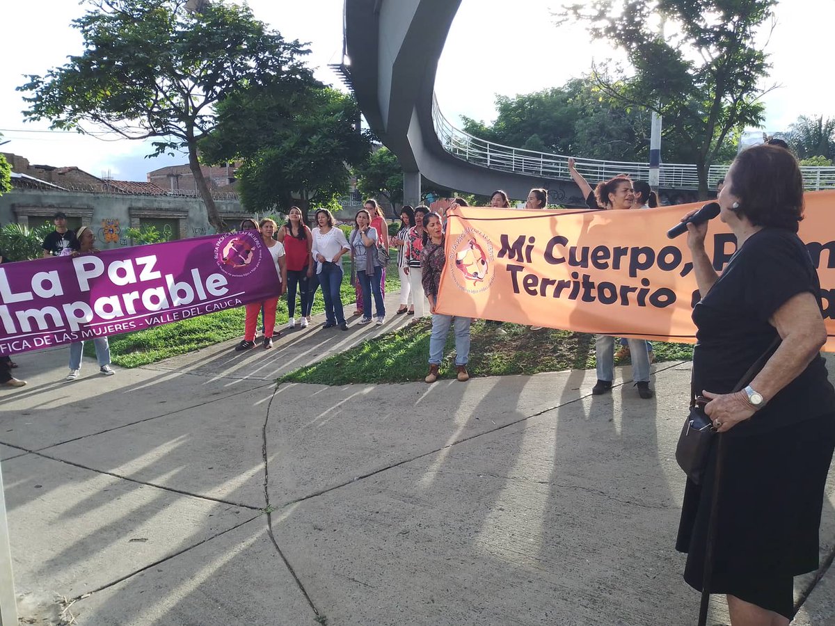 UnionCali's tweet photo. Taller reflectivo: motivaciones y liderazgo, parte de la escuela "Tejiendo Saberes y Poderes" de @RutaPacificaM y de la "Escuela Femenina para la Democracia" de @UnionCali, bajo dirección de estudiantes de la @UnicatolicaCali 
#feminista #empoderamiento #liderazgo #Mujeres https://t.co/cgfDE0Ypwp