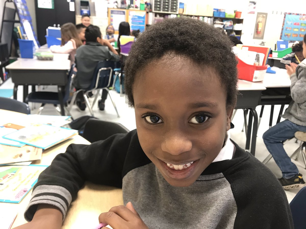 Peacelove1st's tweet photo. This face...💙🏰💙 #sosweet #somotivated #ilovemyjob @GlyndaleElemen1 https://t.co/svufWlI6E1