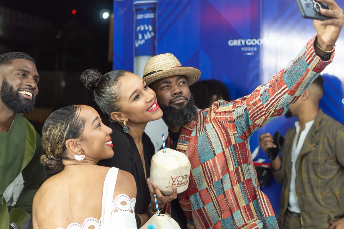 Collection_Moda's tweet photo. Perfect selfie lighting on the GreyGoose #BlueCarpet 🤳🏾✨ #TB
@cpj_ltd #TheCollectionMoDA #MoDARunway #MoDA2019 
📸 x @skkanme https://t.co/2DIkmiqP4h