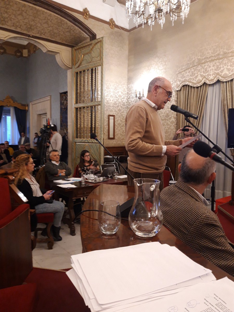 Moltes gràcies <a href="/Annaesgui/">Anna Esteve</a> i Enric Pellin per posar hui veu en #PlenariAlacant a tantes entitats i alacantines q estos dies s'han mobilitzat contra separar Alacant de la seua història i renunciar al tresor de comptar amb el valencià com a llengua viva i amb futur #SomFillsDelPoble