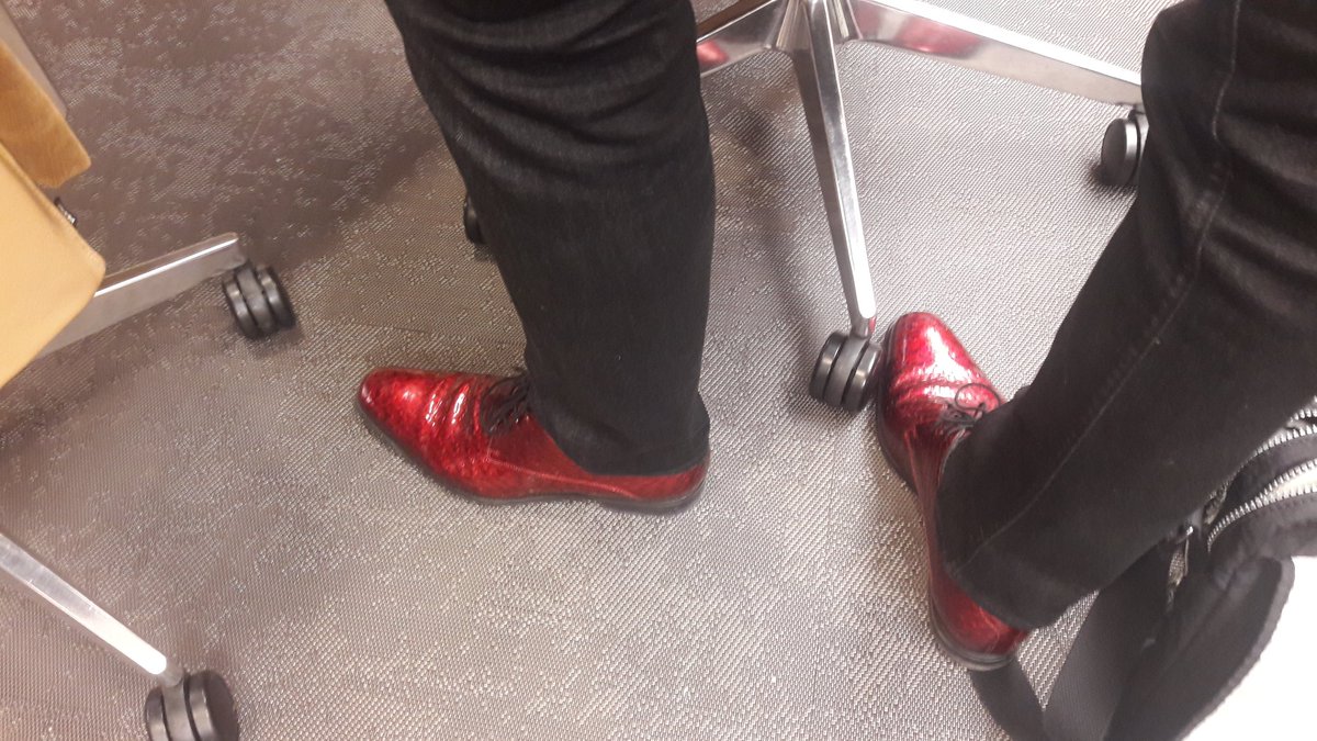 HarmenWerf's tweet photo. The dancing shoes van scheidend #VVD-fractievoorzitter Jan #Sips in #Terneuzen, die van voormalig #SGP-fractievoorzitter Jerry #Pladdet (links, laatste foto) mogen er ook zijn. https://t.co/X5Gh5JhV4i