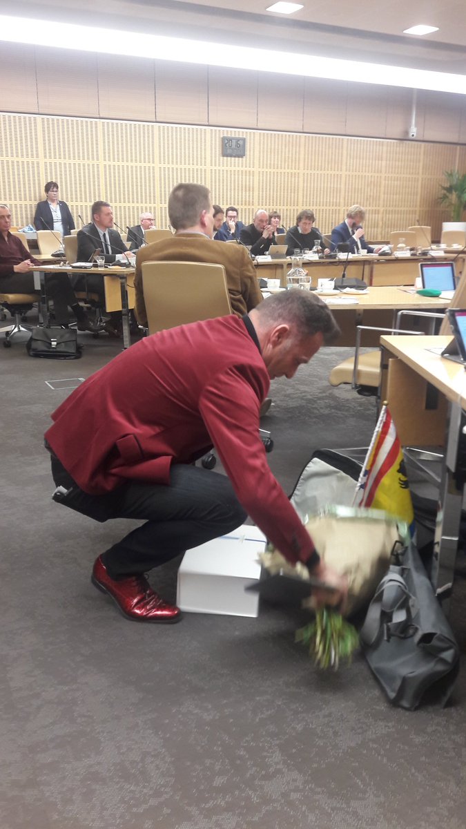 HarmenWerf's tweet photo. The dancing shoes van scheidend #VVD-fractievoorzitter Jan #Sips in #Terneuzen, die van voormalig #SGP-fractievoorzitter Jerry #Pladdet (links, laatste foto) mogen er ook zijn. https://t.co/X5Gh5JhV4i