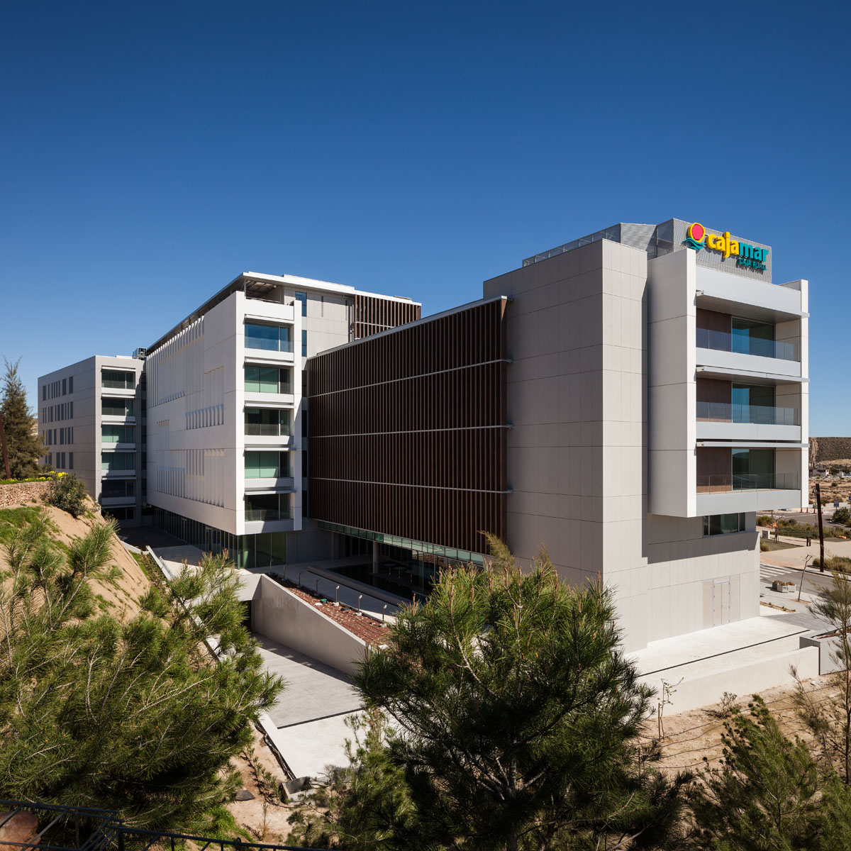 hd_materialsES's tweet photo. Edificio sostenible de oficinas @Cajamar en @pitalmeria, de Arapiles Arquitectos. #Fachada de paneles #GRC con acabado fotocatalítico #iactive #descontaminante #autolimpiante https://t.co/WxtuNjpEvC @PreincoSA #LEEDGold #prefabricado #precast #fotocatálisis #juevesdearquitectura https://t.co/hmV299RA8M