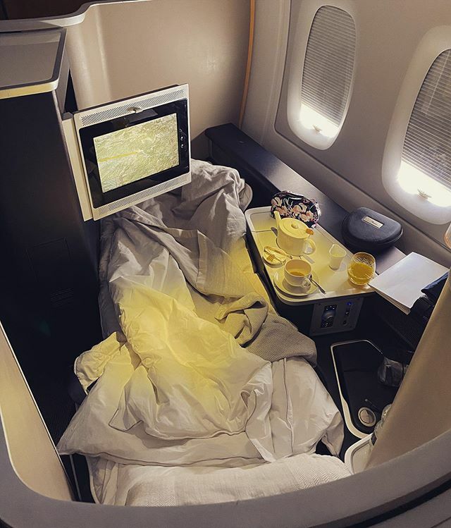 svhennig's tweet photo. good morning after 10hrs Rest on @british_airways #A380 #FirstClass Cabin on #BA27 from LHR to HKG
definitely amazing. Open your eyes, let the first sunbeams in and enjoy an double espresso and breakfast in bed
Comfy duvet (ok, two for me), mattress an… https://t.co/Cf56IKwrMa https://t.co/4PncnRLmzp