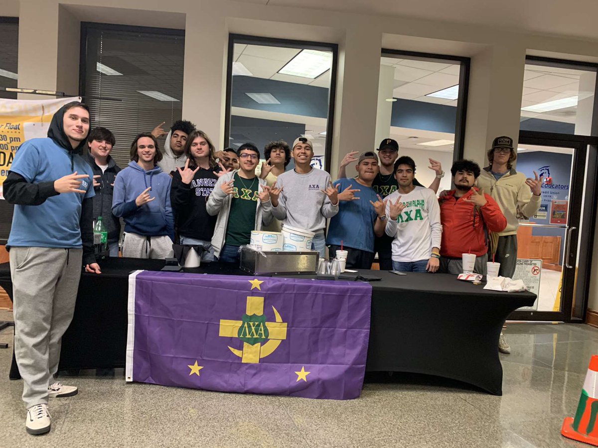 LambdaChiASU's tweet photo. Had a great turnout today passing out ice cream floats! Thanks to all those who came by and supported #LXA50 #rushΛΧΑ #rushLXA https://t.co/BewcGge2MX