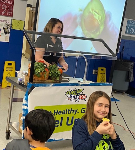 GetFreshProd's tweet image. Learning about healthy avocados and eating guacamole today at the @FUTP60 event today at River Trails Middle School - thanks @RTMSHealth !