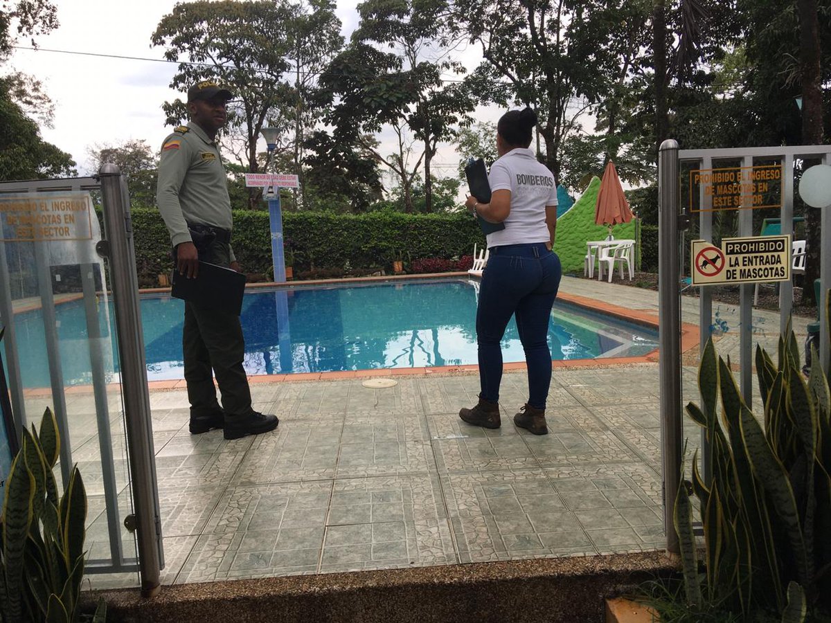 PoliciaVillavo's tweet photo. En Restrepo #Meta, en  coordinación con el Cuerpo de Bomberos, realizamos controles dirigidos a prestadores de servicios turísticos,   donde se verifica las normas de seguridad en piscinas y el uso de los elementos de protección según la ley 1209 de 2008. #PolicíaParaLaGente https://t.co/jjhyXonQKL