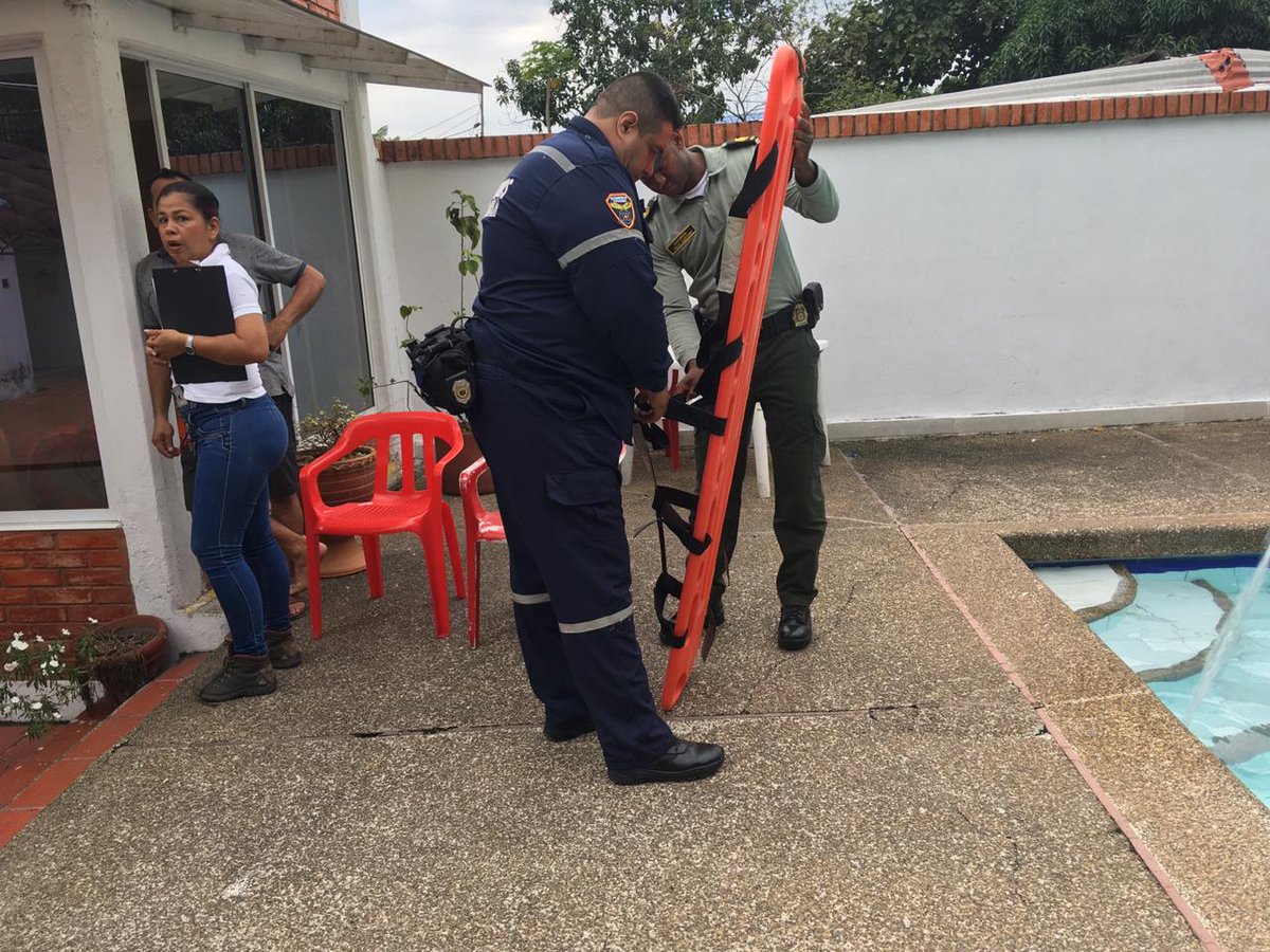 PoliciaVillavo's tweet photo. En Restrepo #Meta, en  coordinación con el Cuerpo de Bomberos, realizamos controles dirigidos a prestadores de servicios turísticos,   donde se verifica las normas de seguridad en piscinas y el uso de los elementos de protección según la ley 1209 de 2008. #PolicíaParaLaGente https://t.co/jjhyXonQKL