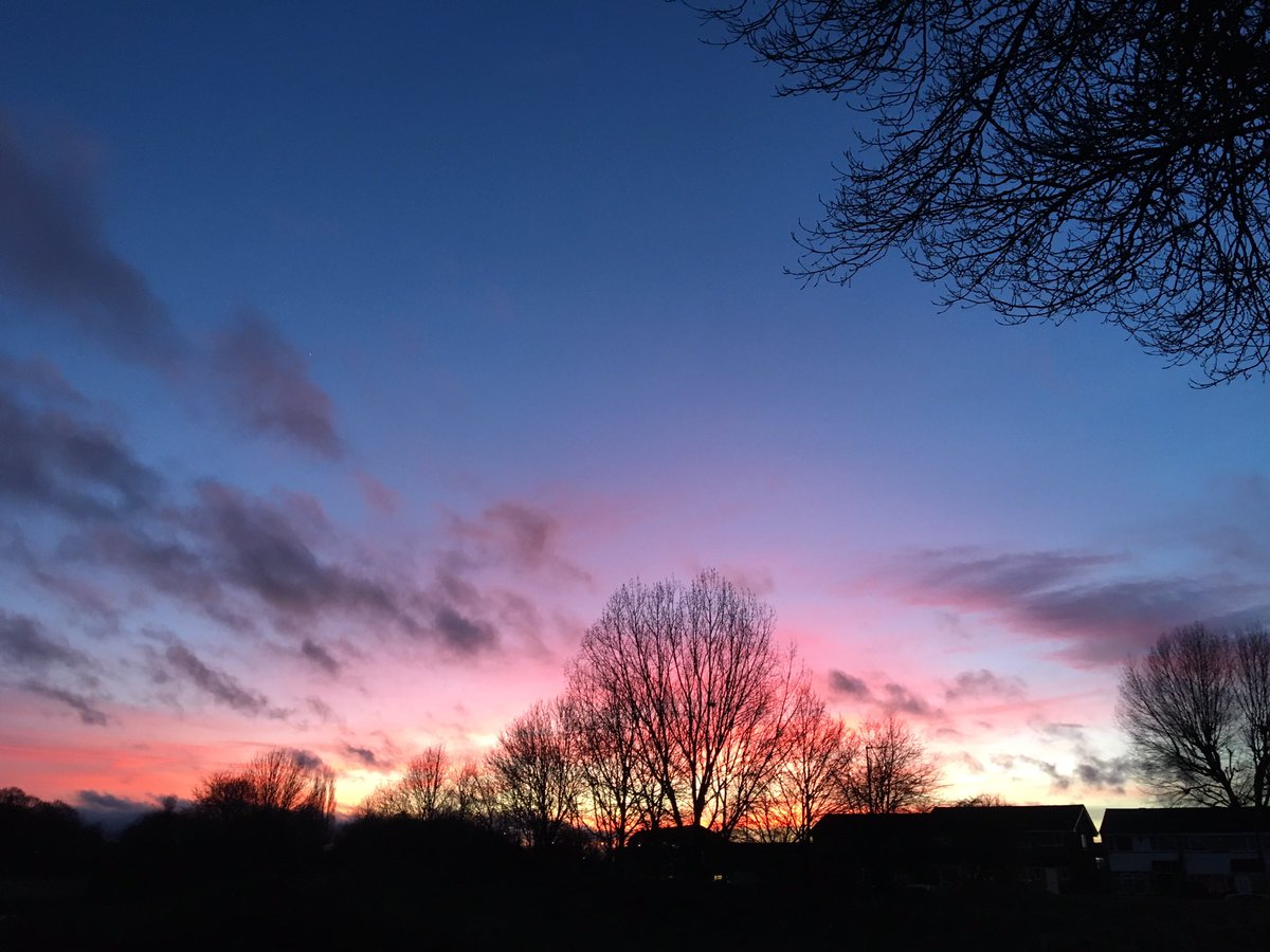 wsm_blog's tweet photo. Absolutely stunning colours in the night sky on our walk home tonight π§‘ππππ No filters needed at all π
#NaturesBeauty #Nature #Sunset #Sky #ColoursInTheSky #Scenic #Walk #Love #Family #Therapeutic #Stunning #Views #Riverside #Birmingham #Exercise #ChelmsleyWood #WSMBlog https://t.co/kbaSDVZiWY