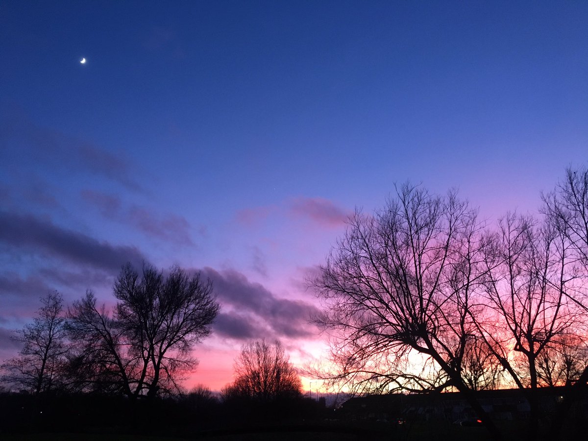 wsm_blog's tweet photo. Absolutely stunning colours in the night sky on our walk home tonight π§‘ππππ No filters needed at all π
#NaturesBeauty #Nature #Sunset #Sky #ColoursInTheSky #Scenic #Walk #Love #Family #Therapeutic #Stunning #Views #Riverside #Birmingham #Exercise #ChelmsleyWood #WSMBlog https://t.co/kbaSDVZiWY