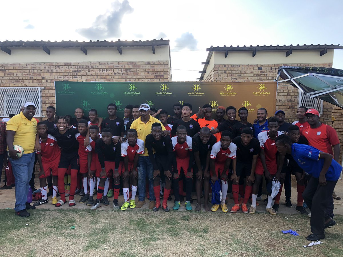 MatlosanaG's tweet photo. Matlosana XI and Jomo Cosmos’ players and technical officials huddle in for a group shot 
#MatlosanaGames #TheGameIsOurs @Tildy992 @MmaleratoKaDuma @KLDlifestyle @KlerksdorpNews @KLD_Record @ltmadikane @MoyakheVusi @PhefiM @MarksMaponyane @BamuzaSono @Jomo_CosmosFC https://t.co/cjlYQBvr8i