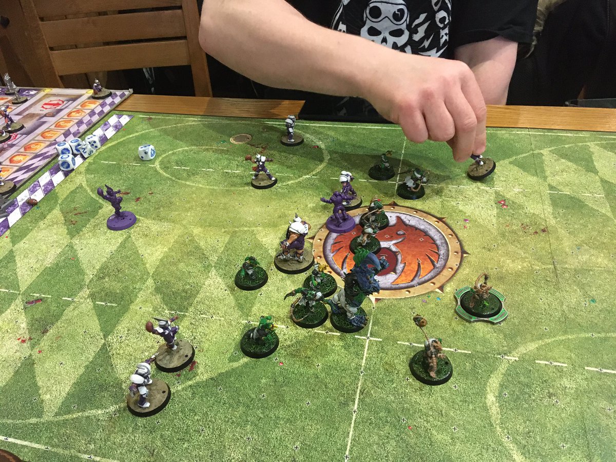 CharlieBanks88's tweet photo. Day 30 of #hobby2020 and we’re back in Bugman’s Bar with the Underworld in the WHW league. A tough game - made tougher by the Humans having a run of hot dice at the start of the 2nd half leaving me with 6 players from T10 😩 hung on for the 1-1 draw #bloodbowl #naf #funderworld https://t.co/8cZPv4ADX3