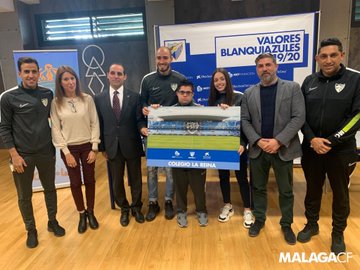 MalagaCF_en's tweet photo. We learned a lot today at #CEIPLaReina!  😍 

A day of #BlueAndWhiteValues with @mikelvilla17, @naiaravelasco14 (@MalagaCFemenino) and Carlos Fernández from #MálagaGenuine. 

📝👉 https://t.co/qkmU5pmEUl

#MCFoundation💙 https://t.co/kyYbhux4Xt