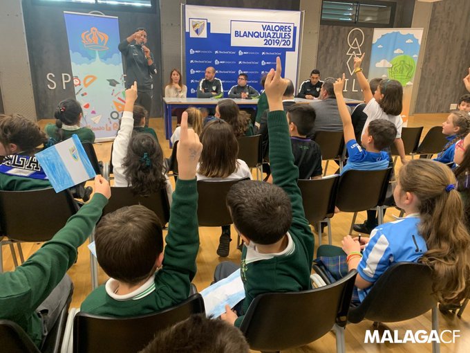 MalagaCF_en's tweet photo. We learned a lot today at #CEIPLaReina!  😍 

A day of #BlueAndWhiteValues with @mikelvilla17, @naiaravelasco14 (@MalagaCFemenino) and Carlos Fernández from #MálagaGenuine. 

📝👉 https://t.co/qkmU5pmEUl

#MCFoundation💙 https://t.co/kyYbhux4Xt