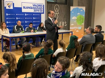 MalagaCF_en's tweet photo. We learned a lot today at #CEIPLaReina!  😍 

A day of #BlueAndWhiteValues with @mikelvilla17, @naiaravelasco14 (@MalagaCFemenino) and Carlos Fernández from #MálagaGenuine. 

📝👉 https://t.co/qkmU5pmEUl

#MCFoundation💙 https://t.co/kyYbhux4Xt