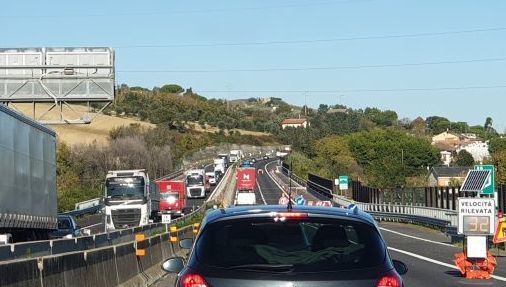 A14, tir sul viadotto Cerrano