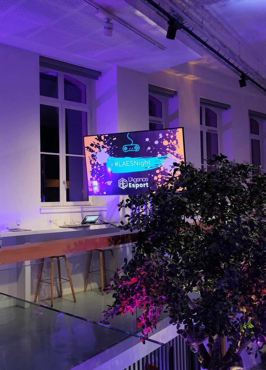 lagenceesport's tweet photo. La soirée #LAESNight se prolonge 🥂 L'occasion d'échanger entre passionnés d'#esport et de #business ! https://t.co/m7hxj6BFjY