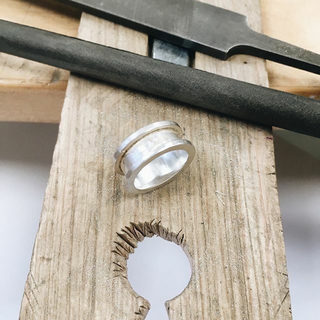 Nieuwe ring met berkenbast in de maak... Volgens mij wordt het supermooi! #houtensieraden #corinarietveld #berkenbast #handgemaaktesieraden #handgemaaktering #handmadering #handmadejewelry #woodjewelry #birchwood #sieradenatelier #edelsmid #sieradenopmaa… ift.tt/36LHwdb