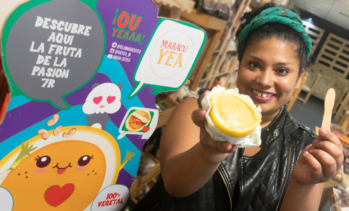 pucp's tweet photo. #Maracuyea es el primer helado que viene en la misma cáscara de la fruta. Esta iniciativa con conciencia ambiental llega gracias a Valeria Eguche, #EgresadaPUCP de @ComunicaPUCP
Lee la nota de @climadecambios aquí: https://t.co/21SB4X7hj8 https://t.co/VDBh6jyUbq