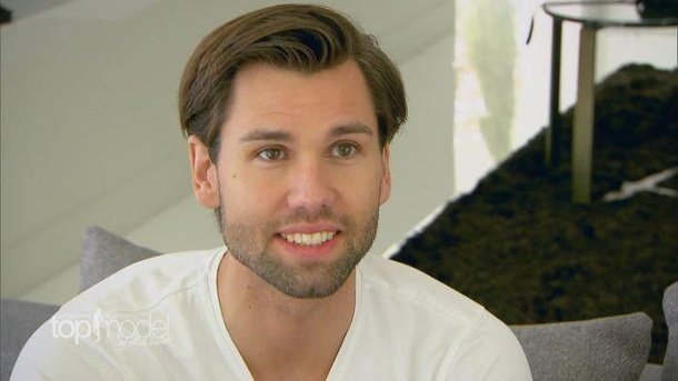 VNDrache's tweet photo. Im Grunde interessiert uns doch nur, wer dieses Jahr der legitime Nachfolger von IHM hier wird...#GNTH (-oney)

#GNTM https://t.co/uVg9CBcRGU