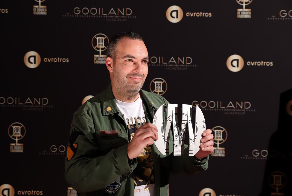.@Qmusicnl is verkozen tot #BesteZender van 2019! @daveminneboo ontving de award uit handen van #jurrebosman 📸 <a href="/AVROTROS/">AVROTROS</a>
