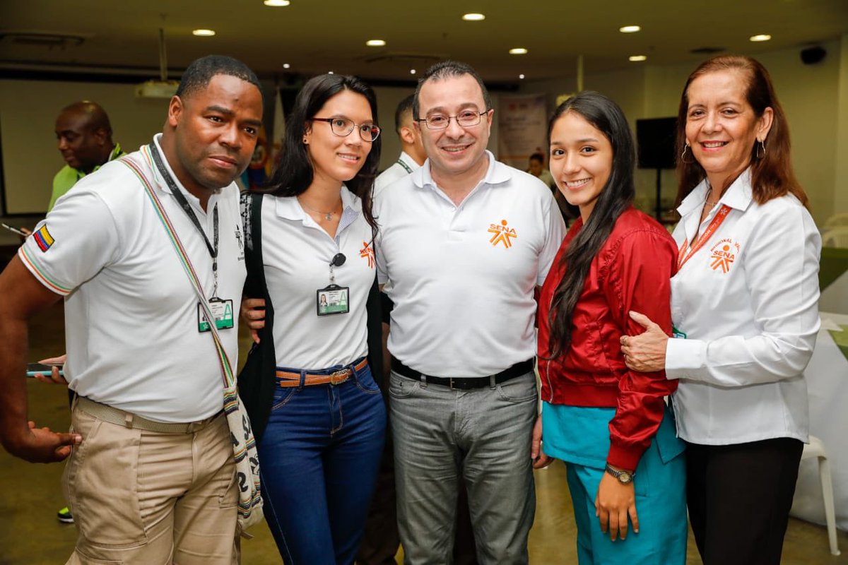 SENAComunica's tweet photo. "Me llevo una grata impresión de ustedes los representantes del @SENA_RValle. Creo que los 400 mil aprendices de la Regional escogieron bien, porque tienen sensibilidad, amor por la institución y saben expresarse." @EstradaCarlosM https://t.co/RQgUqOriq6