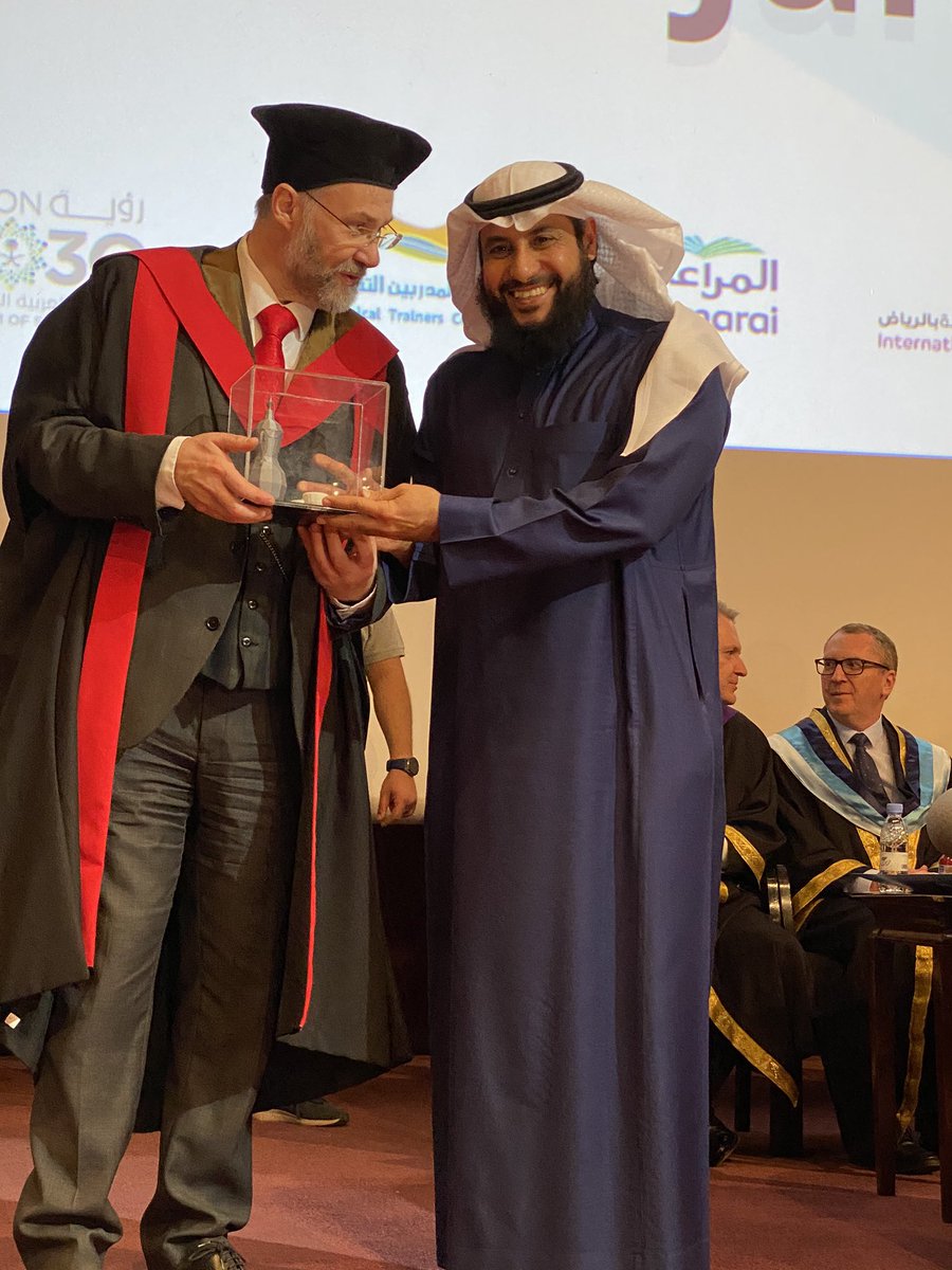 ttc_aec's tweet photo. تكريم ضيوف الشرف بأعمال طلاب كلية الهندسة التطبيقية 💌 https://t.co/vzlJAfp826