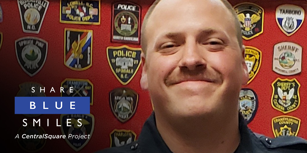 ShareBlueSmiles's tweet photo. Officer Garrett with @cityofnewtonnc PD shows that the most vulnerable among us deserve our compassion. When he encountered a homeless man who had had his shoes stolen, Officer Garrett gave him a new pair of shoes the next day.  https://t.co/sn6NBXd5ci https://t.co/dGUHhW2HnR