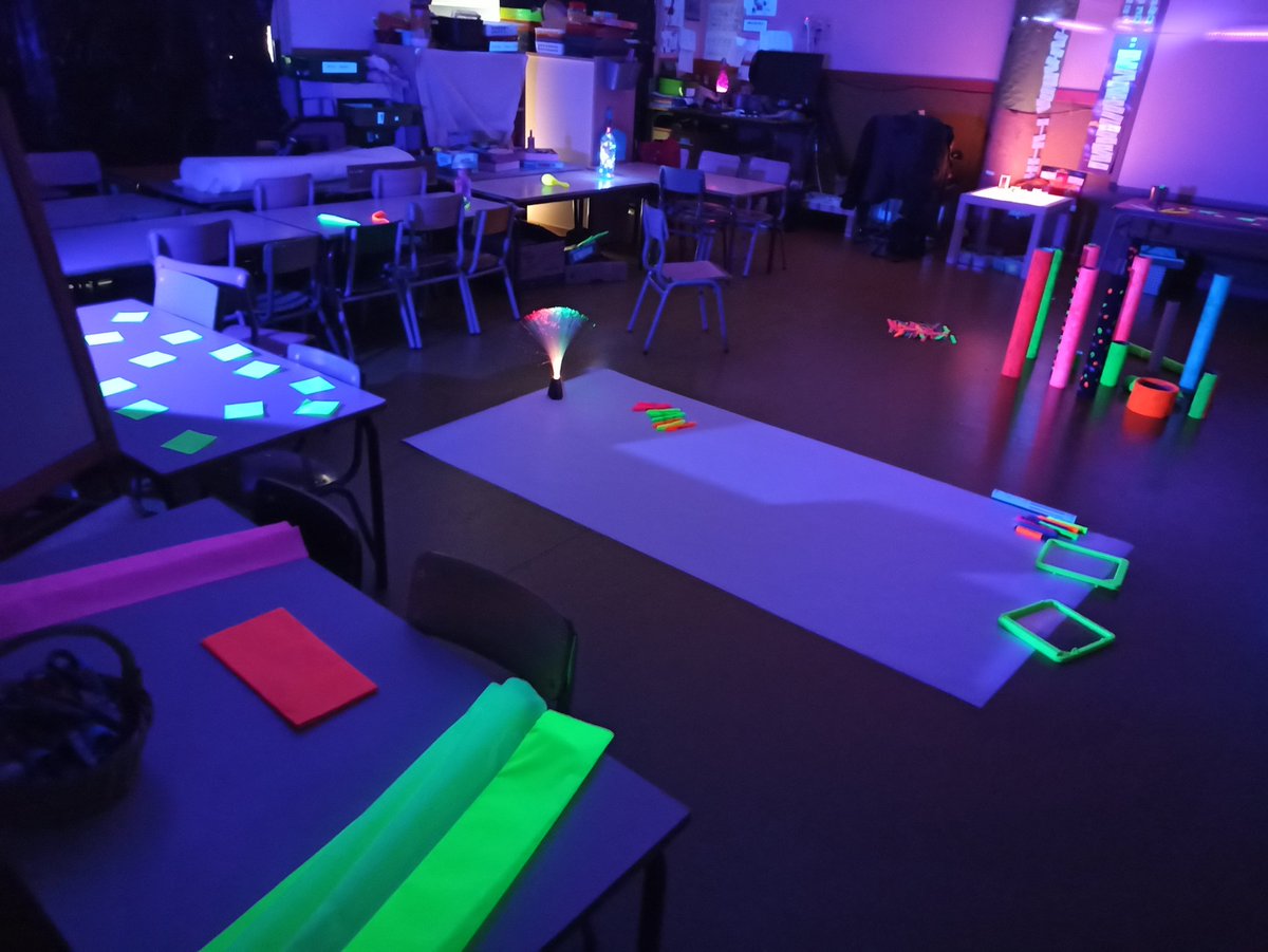 Yoinfantil's tweet photo. Preparado el ambiente con luz negra. En las fotos no luce tanto pero...¡Me encanta! Con ganas de verles interactuar mañana y disfrutar. 🙂 #infantil https://t.co/7uipVkb1LU