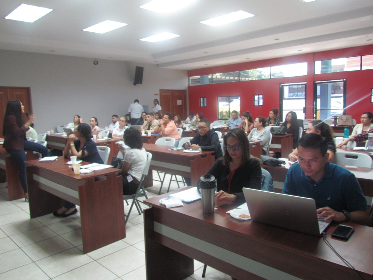 CCSN_Nicaragua's tweet photo. Hoy nuestros socios se actualizaron sobre estrategias de Marketing Digital, para ¡Hablar menos y vender más!
#MISEnic #proyectoedem https://t.co/fZOOcBkcev