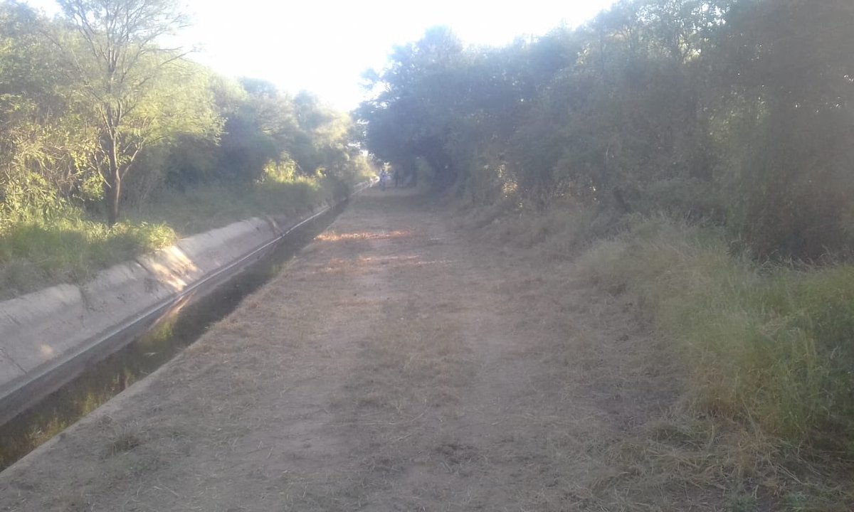 GPlencovich's tweet photo. Tareas de mantenimiento del camino de servicio del canal principal de riego en la zona de Los Chañaritos, dpto Cruz del Eje. @ObrasMinSP @MinSPcba @APRHI_CBA https://t.co/zphG8HwPdE