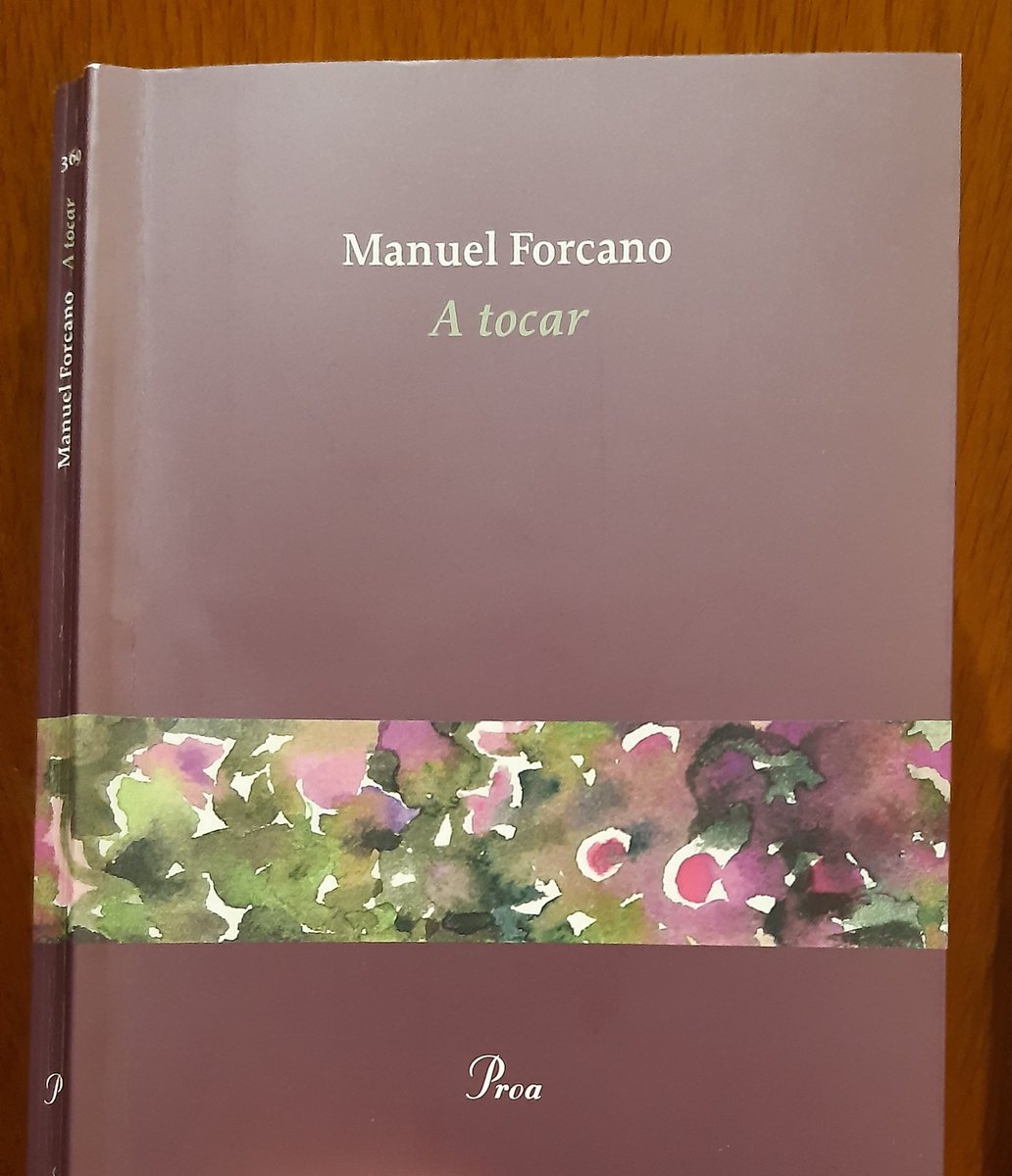 BastonsMontse's tweet photo. Tres #poemes d'exemple del nou #poemari de M. #Forcano sobre el #desig i els #cossos. 
Les #comparacions són senzillament sublims. 
I vet aquí #versos que expressen tant amb tan poc: 
- "En veure't, els #ulls se'm van agenollar".
- "Fa encara #set l'#aigua no beguda"
#Llegiu-lo! https://t.co/xQ1ZwcPQnt