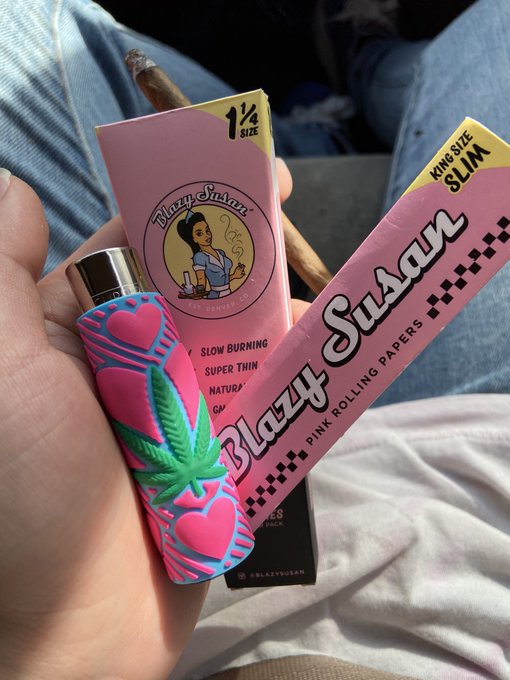 2 pic. Gayest stoner you’ll ever meet ? https://t.co/csBSpv5Toi