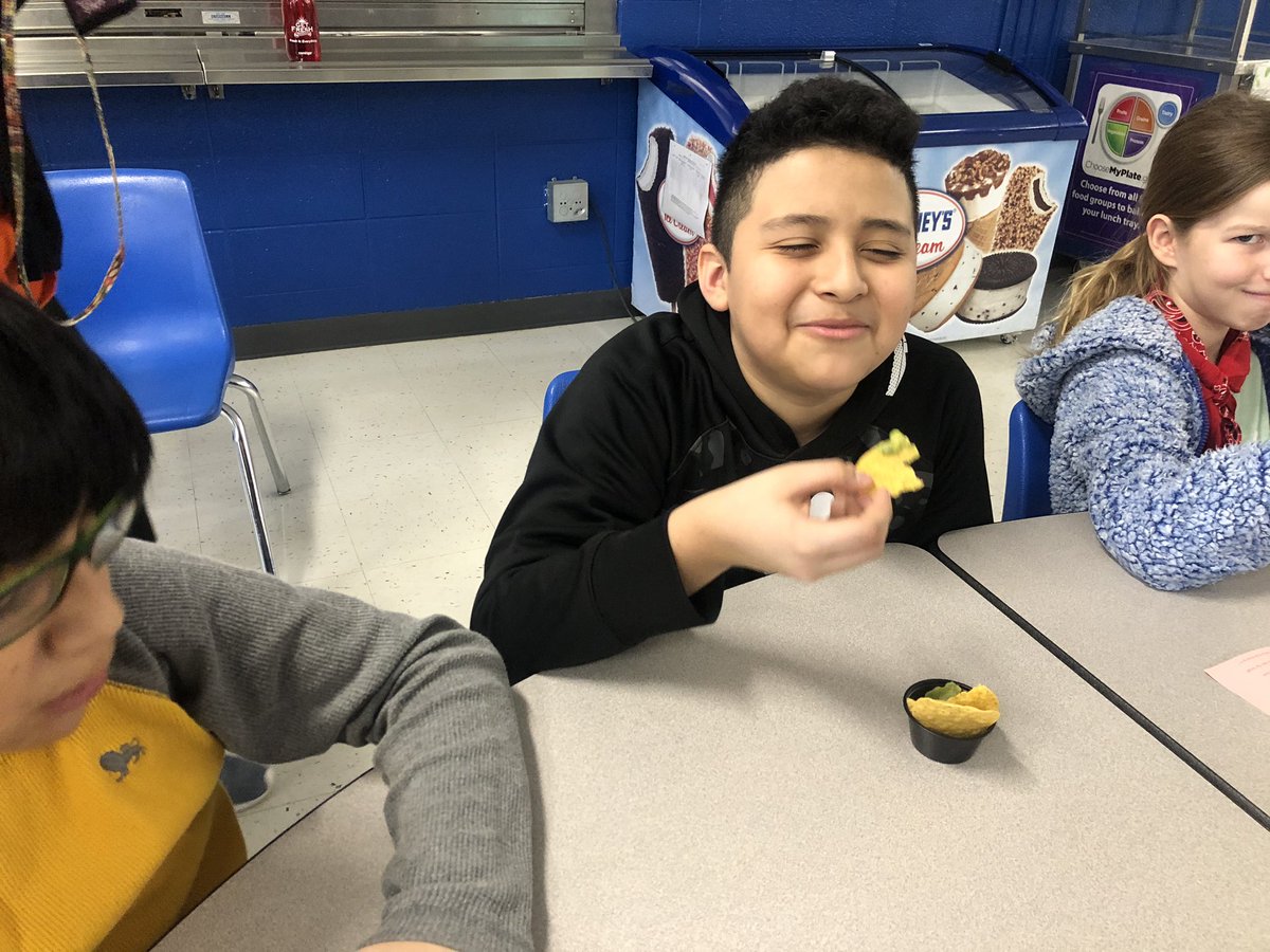 RTMSHealth's tweet image. Some delicious guacamole and tons of nutrition information from @GetFreshProd teaching us how to #FuelGreatness @FUTP60