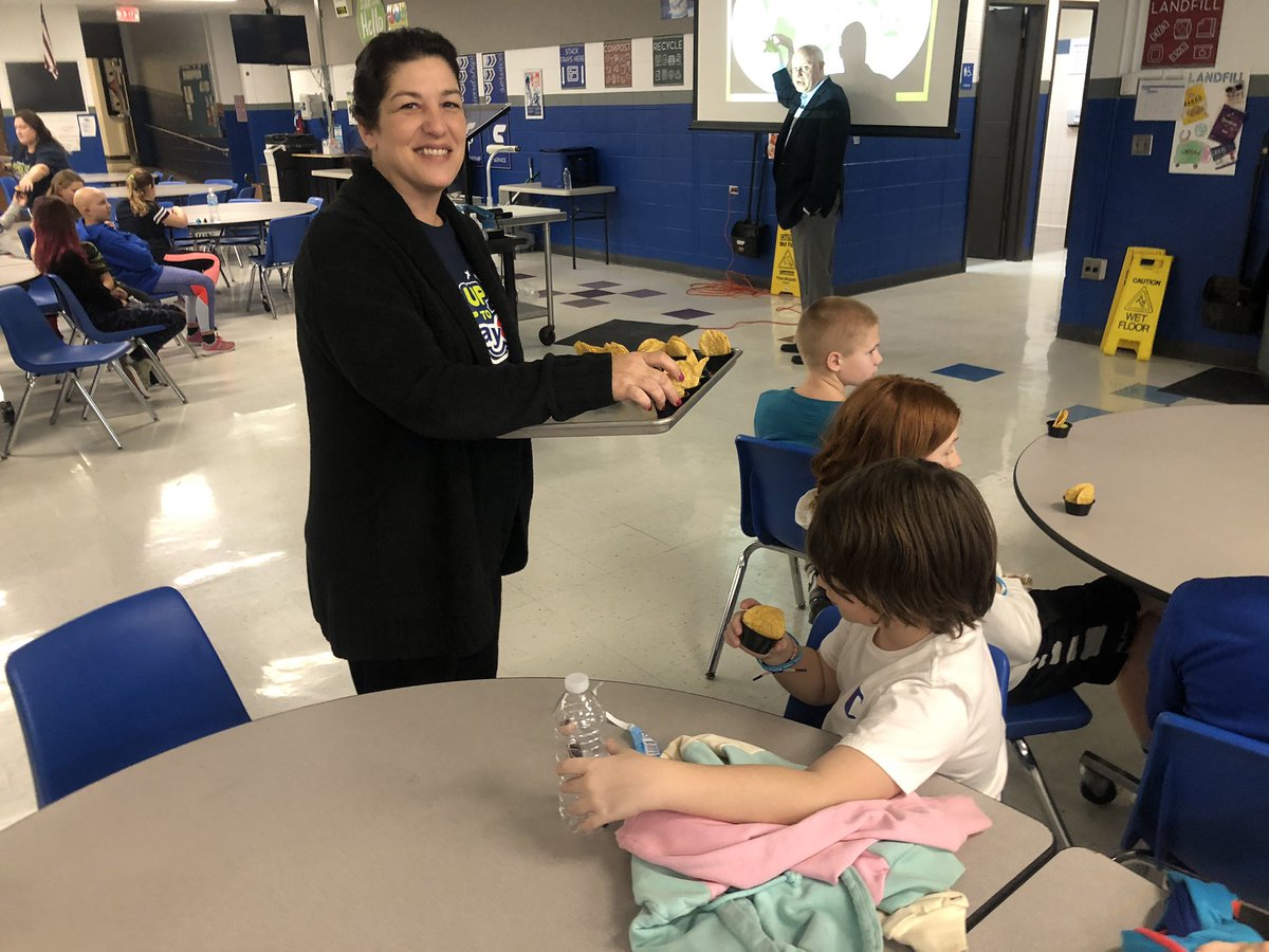 RTMSHealth's tweet image. Some delicious guacamole and tons of nutrition information from @GetFreshProd teaching us how to #FuelGreatness @FUTP60
