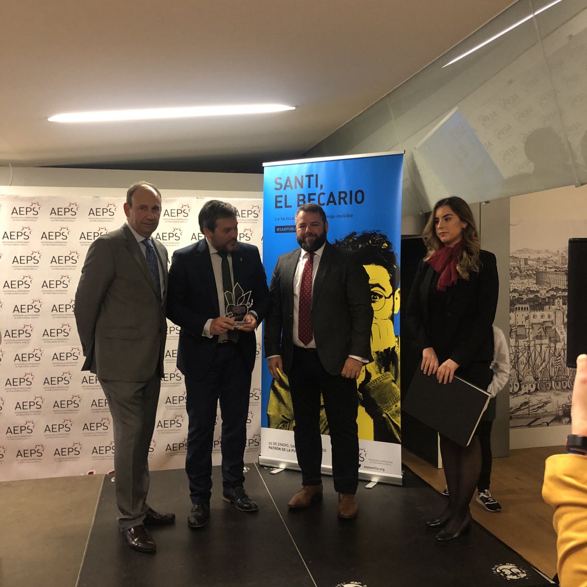 BrandMediaEs's tweet photo. Nuestro CEO Antonio Carlos Rivero, Secretario de la Asociación, entregando premio de la AEPS a Luis Pérez del Parque Tecnológico Cartuja 93 #SanPublicitoTeAyudara https://t.co/VppABTxgkX