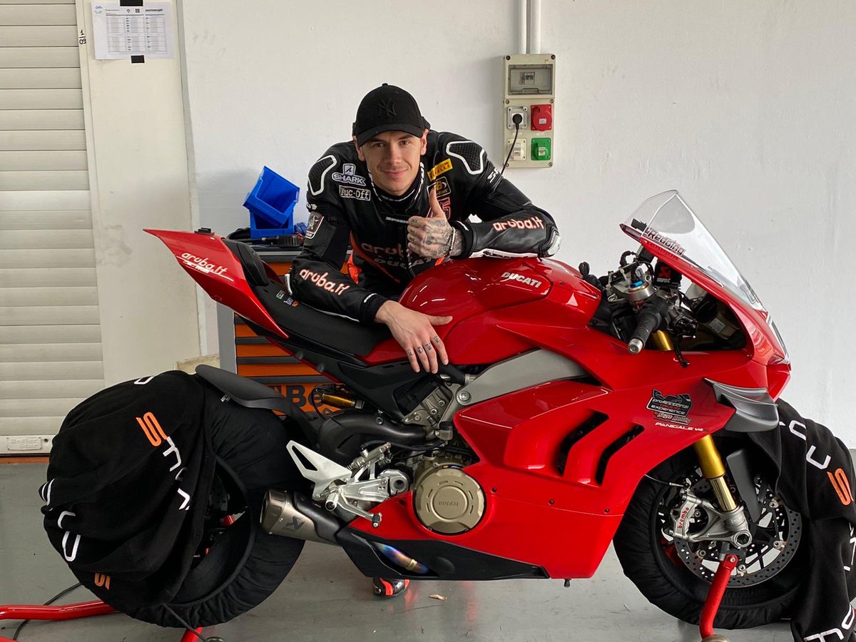 Scott was today in Valencia training with a V4S 2020. Full standard bike, just mirrors removed, full racing Akra exhaust, slick tires, lower rear spring rate 80 N/mm vs std 85 N/mm. Lap time was an incredible 1’34.5”. Fantastic Scott and great job team in improving Panigale!