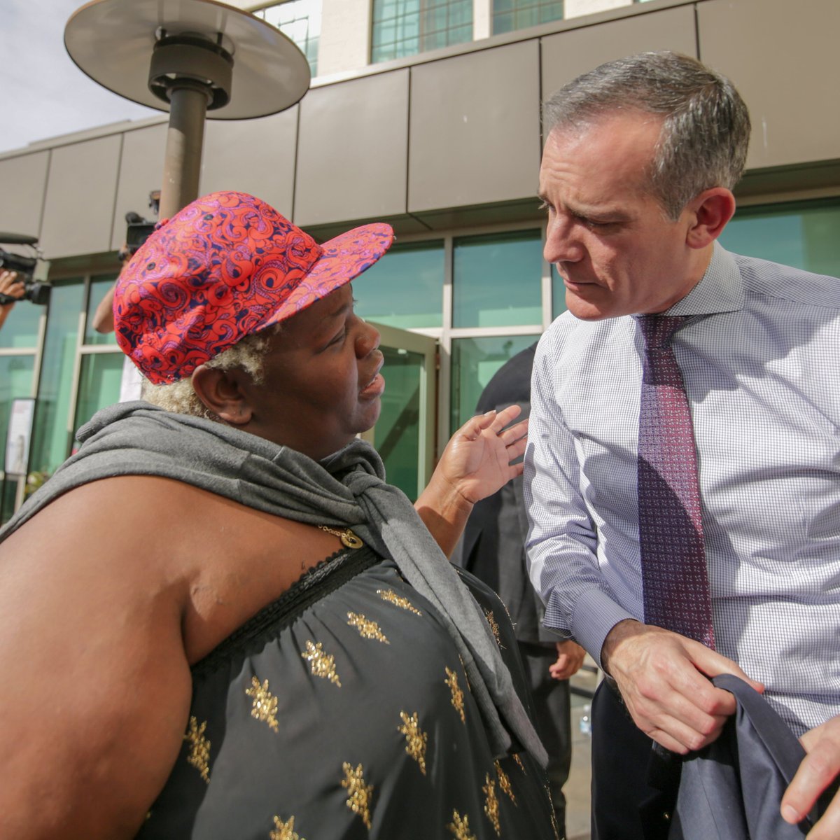 Mayor Garcetti talking with a formerly homeless woman