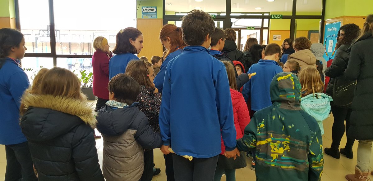 😍 Preciosa actividad de #hermanamiento para celebrar el #diadelapaz ☮ todos juntos cantando y tocando al ritmo del #HimnodelaAlegria 🎶🎶🎶.

#Beethoven 
#convivenciaescolar 
#diadelapazylanoviolencia